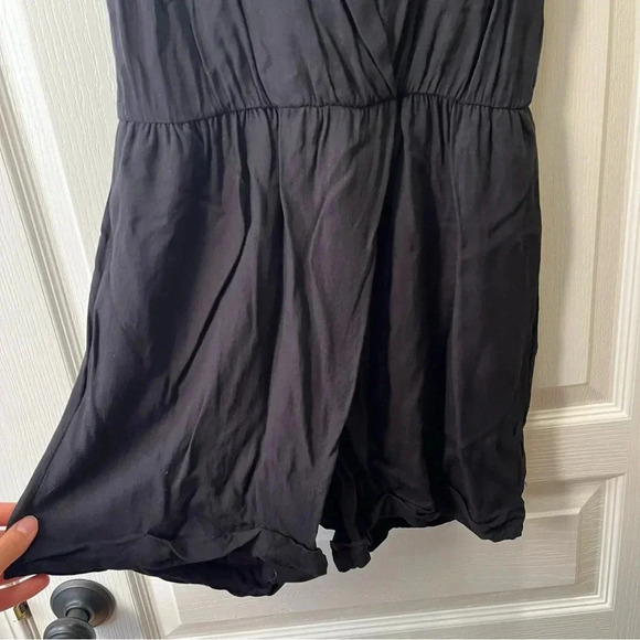 Alice + Olivia Romper Women’s Size 2 Black Zip Up Back V Neck Flowy - Picture 4 of 14
